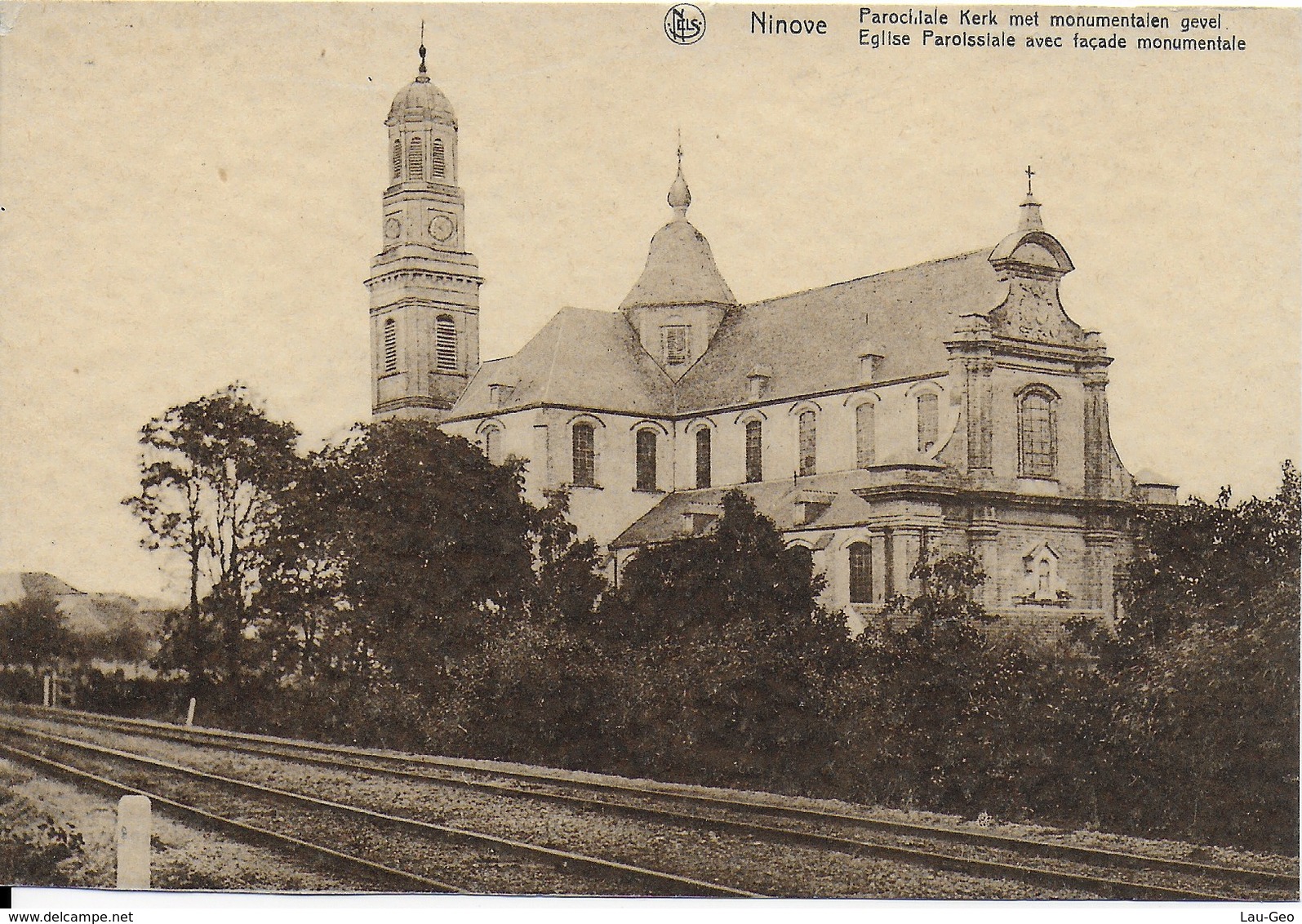 Ninove. Parochiale Kerk Met Monumentalen Gevel - Ninove