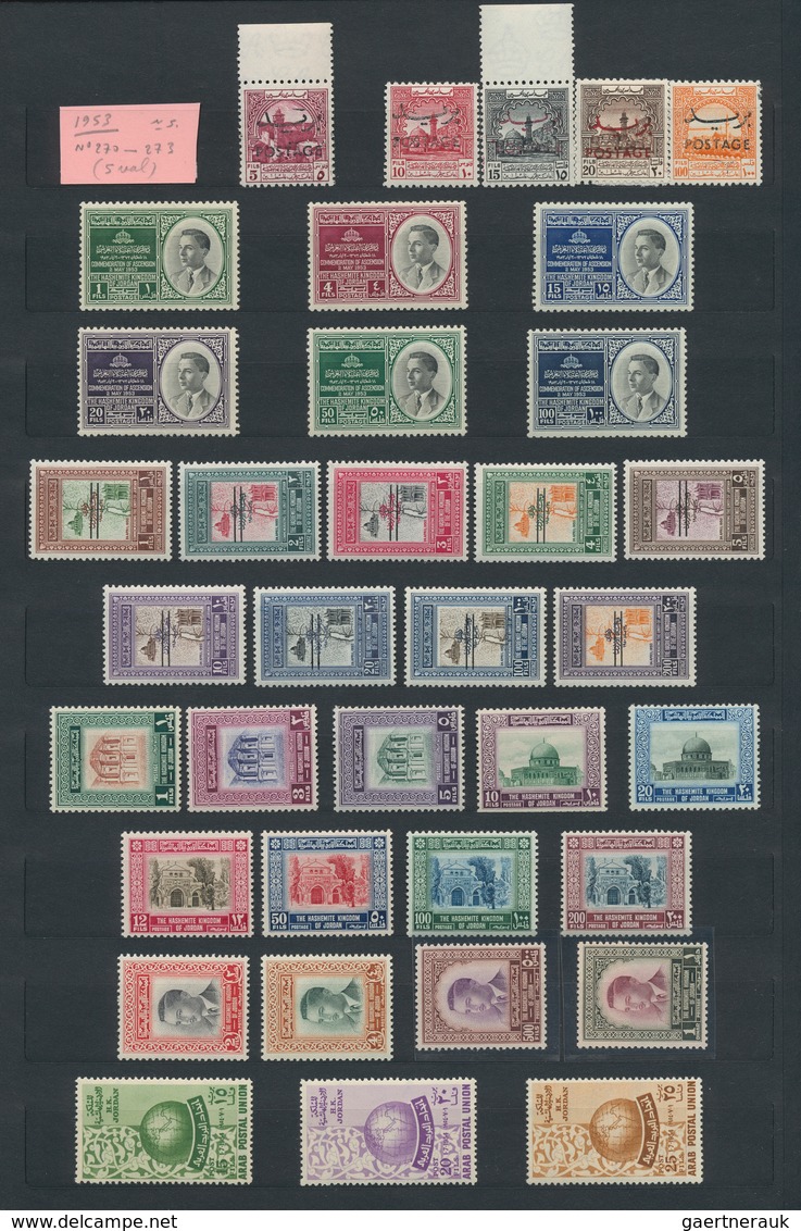 Jordanien: 1925-80, Collection In Large Album, Most Mint, Se-tenant Stamps And Blocks, Many Complete - Jordanie