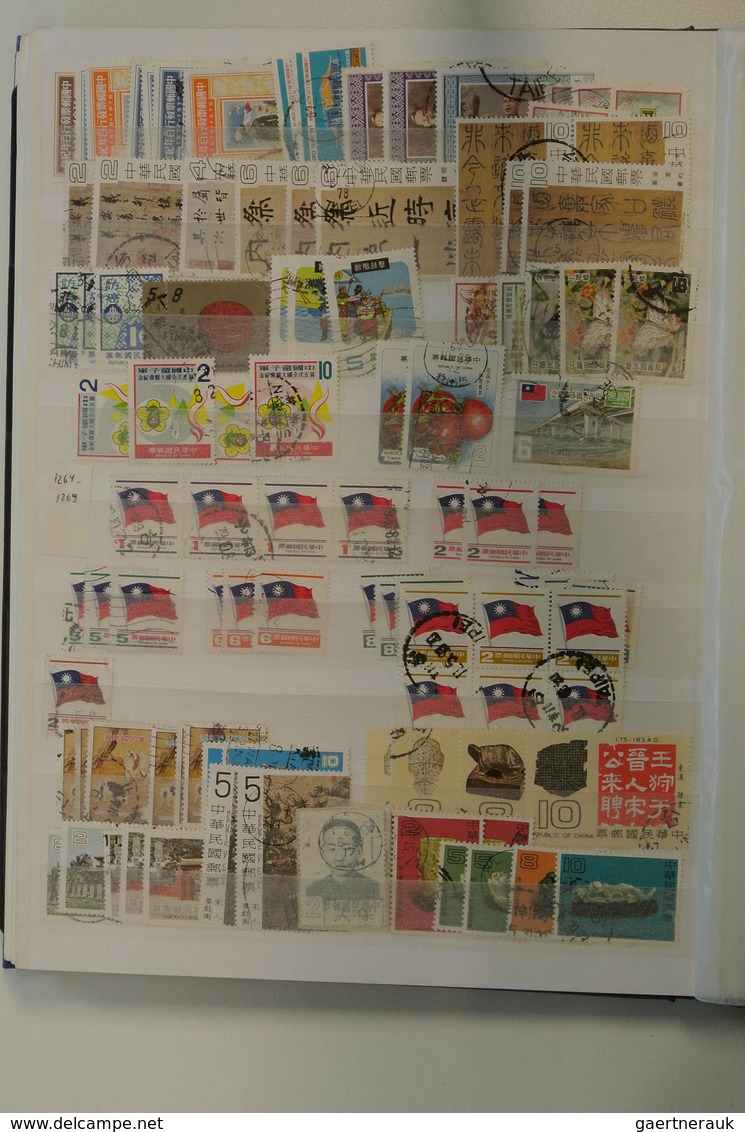 Asien: Five stockbooks with various MNH, mint hinged and used material of Asian countries. Contains