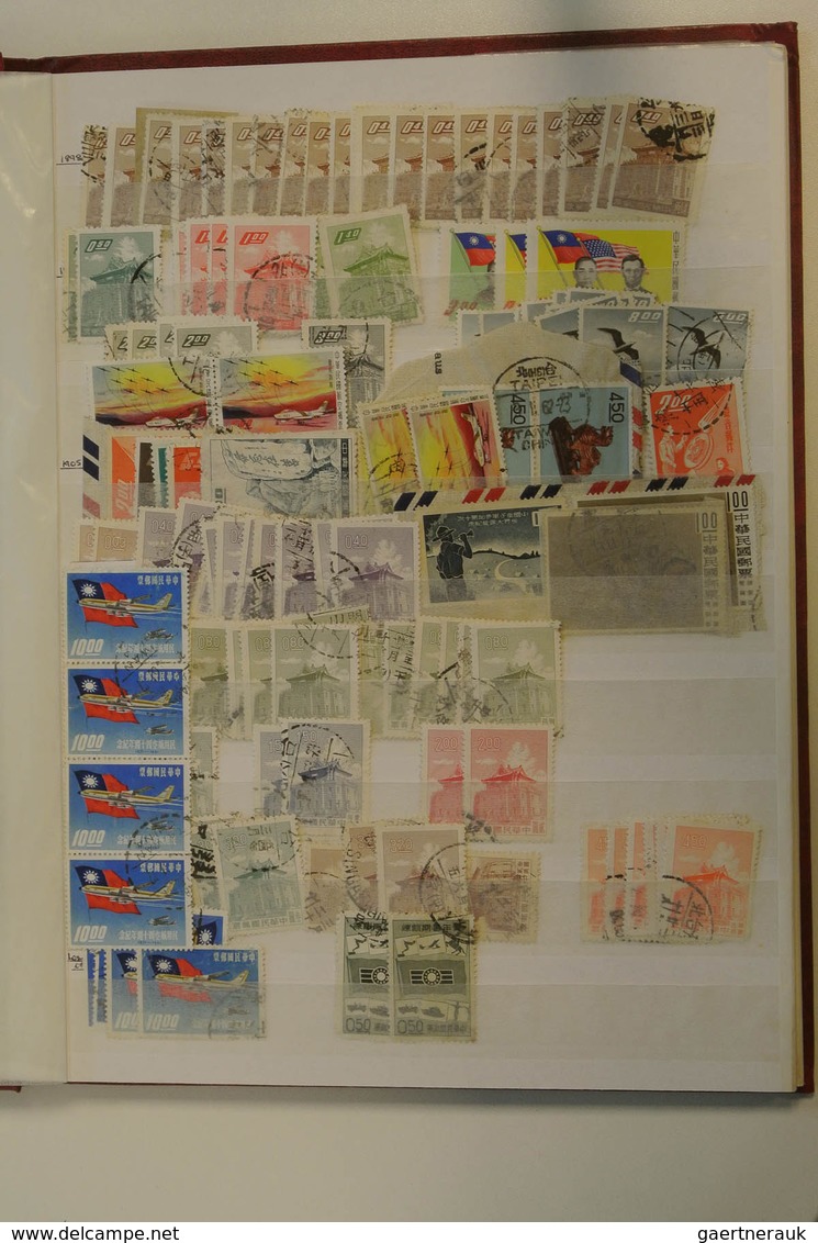 Asien: Five stockbooks with various MNH, mint hinged and used material of Asian countries. Contains