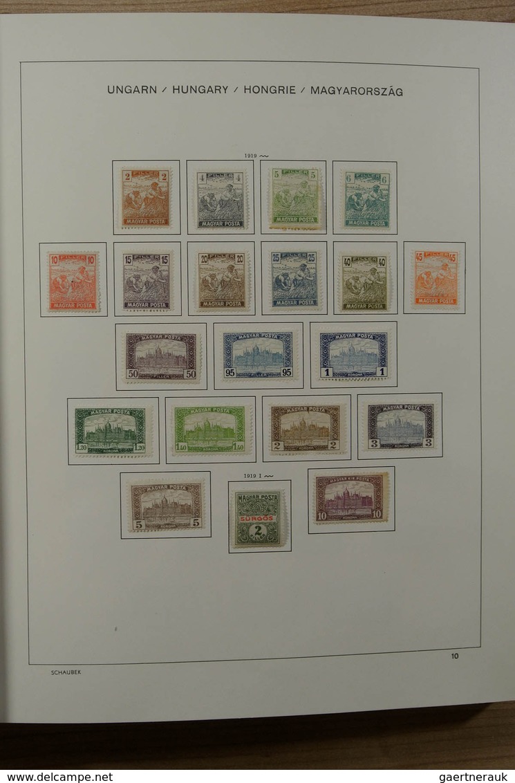 Ungarn: 1871-2000. Mostly mint hinged collection Hungary 1871-2000 in 4 Schaubek albums. From 1913 o