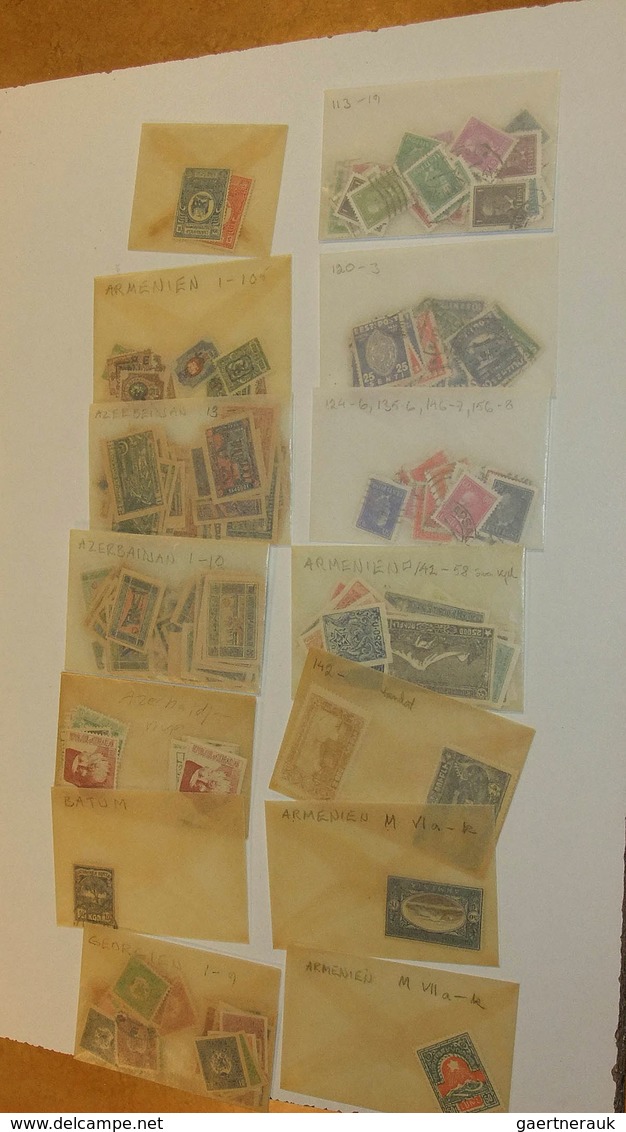 Europa - Ost: MNH, mint hinged and used lot Eastern Europe in glassines in box. Contains very much m