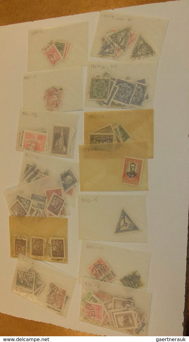 Europa - Ost: MNH, mint hinged and used lot Eastern Europe in glassines in box. Contains very much m