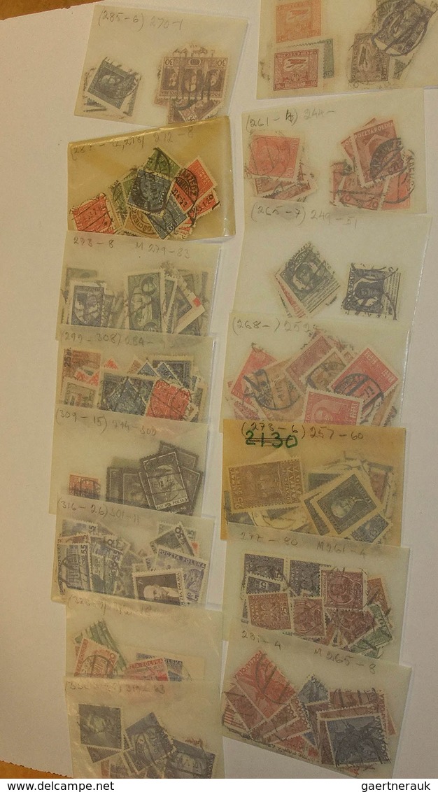 Europa - Ost: MNH, mint hinged and used lot Eastern Europe in glassines in box. Contains very much m