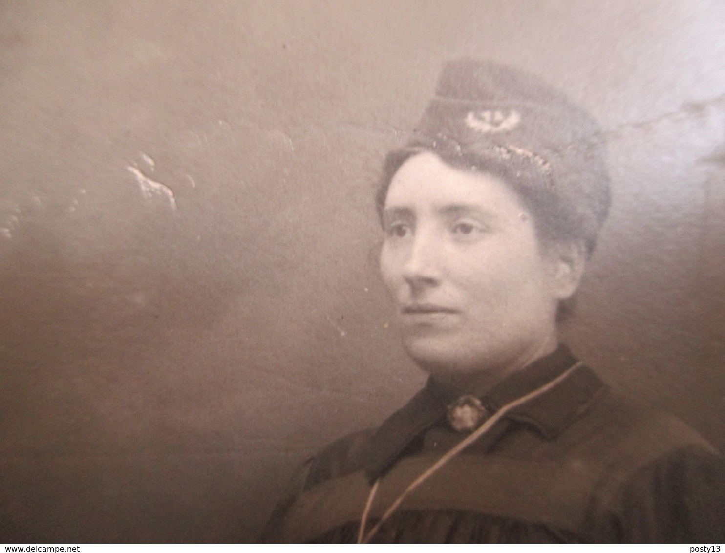 A IDENTIFIER - Carte-Photo Femme En Uniforme ?  Voir Sur Bonnet : TA Et Feuilles De Laurier ?  BE - To Identify