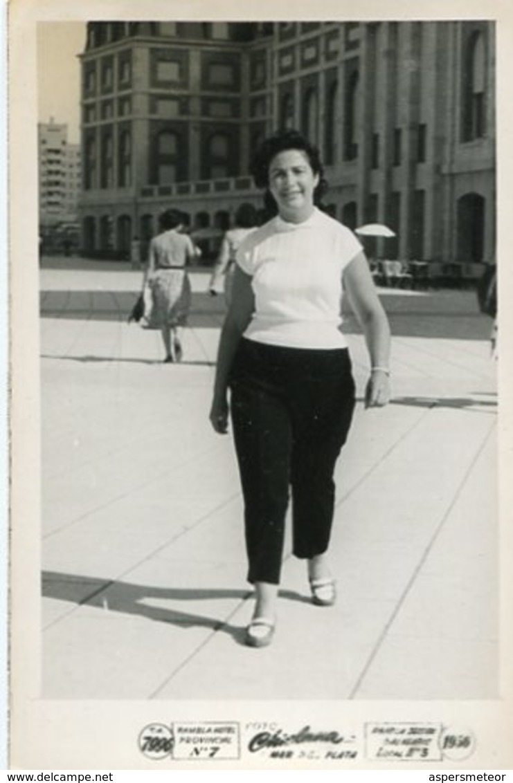 WOMAN MUJER MAR DEL PLATA CITY ARGENTINA PHOTO FOTO CHICLANA YEAR 1956 SIZE 9X14cm- LILHU - Anonymous Persons