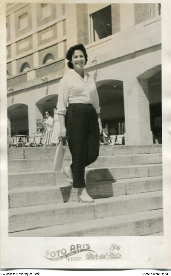 MUJER WOMAN MAR DEL PLATA CITY ARGENTINA PHOTO FOTO ARIS YEAR 1956 SIZE 9X14cm- LILHU - Anonymous Persons