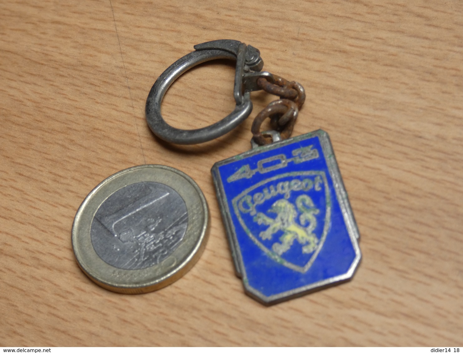 PORTE CLES CLEFS METAL EMAIL. PEUGEOT 403. - Key-rings