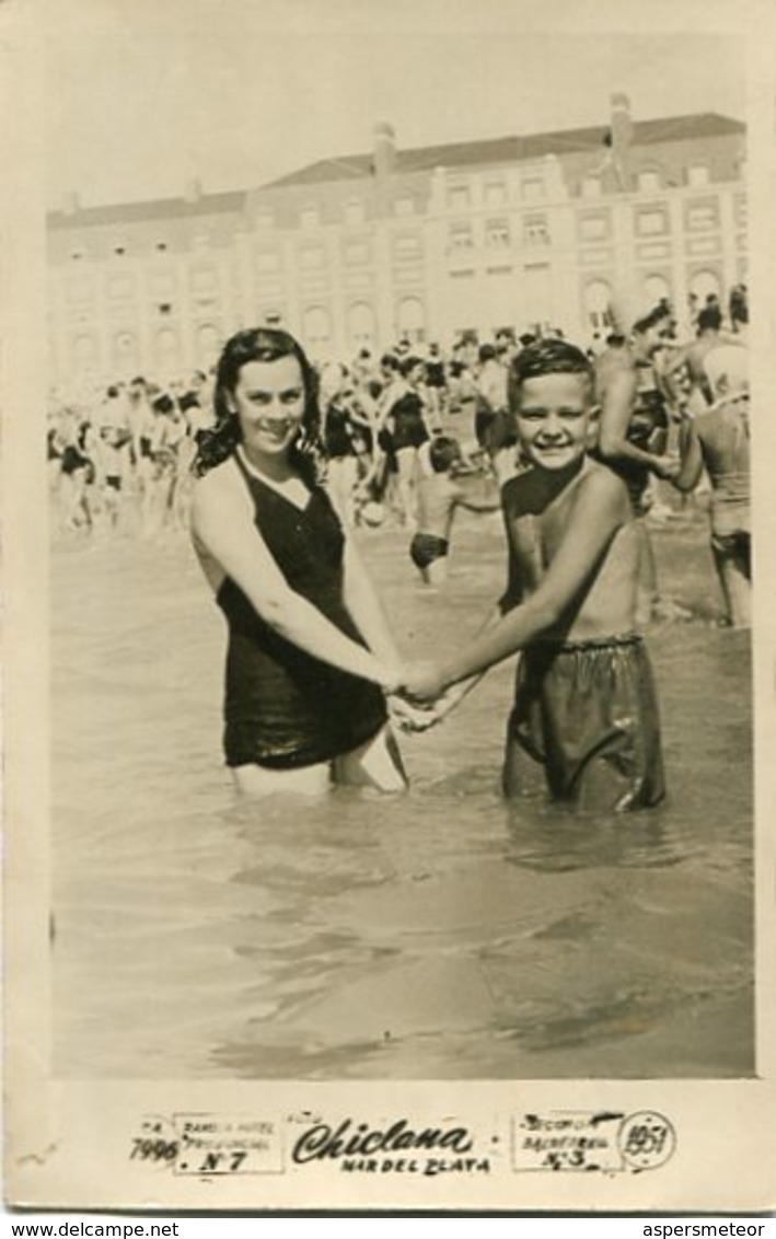 COUPLE PAREJA NIÑOS TWO KIDS SWIMSUITS MAILLOTS MAR DEL PLATA ARGENTINA PHOTO FOTO CHICLANA YEAR 1951 SIZE 9X14cm- LILHU - Anonymous Persons