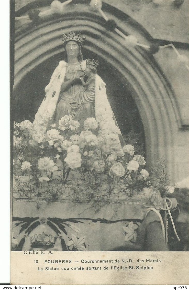 35  Fougeres église  St Suplice La Stature Couronneé Sortant De L'église - Fougeres