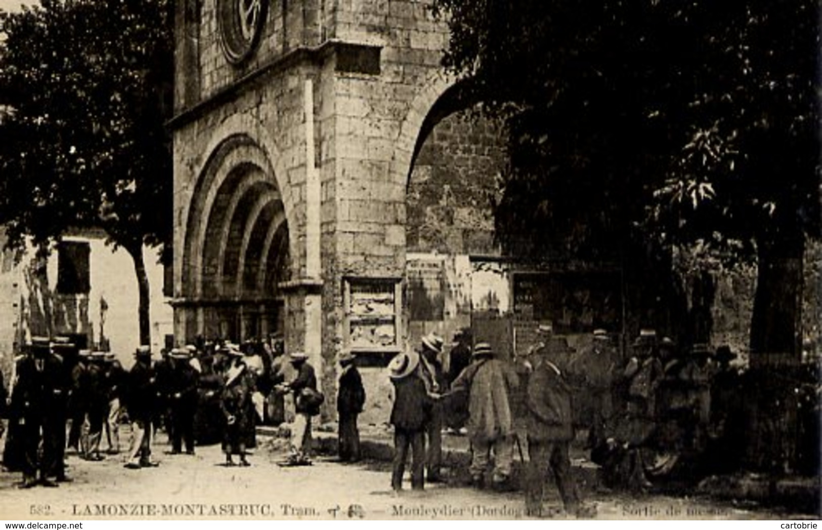 24 LAMONZIE-MONTASTRUC - Mouleydier - Sortie De Messe - Très Animée - Autres & Non Classés