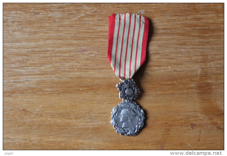 Medaille  Direction Générale Des Douanes  Honneur Et Devouement - France