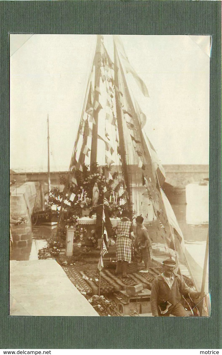 LE POULIGUEN - Fête Dieu,bateau Reposoir, Juin 1929 ( Photo Format 11,3 Cm X 8 Cm). - Lieux
