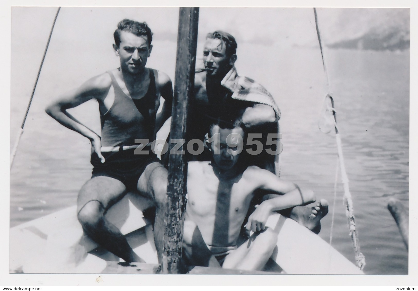 REPRINT - Naked Trunks  Men Sit On Boat On Beach Gay Int Hommes Nus Sur Plage Mecs, Photo Reproduction - Persons