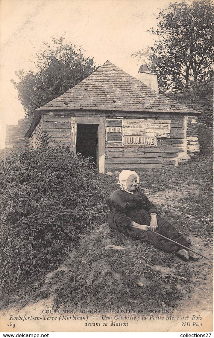 56-ROCHEFORT-EN-TERRE- UNE CELEBRITE , LA PETITE MERE DES BOIS DEVANT SA MAISON - Rochefort En Terre