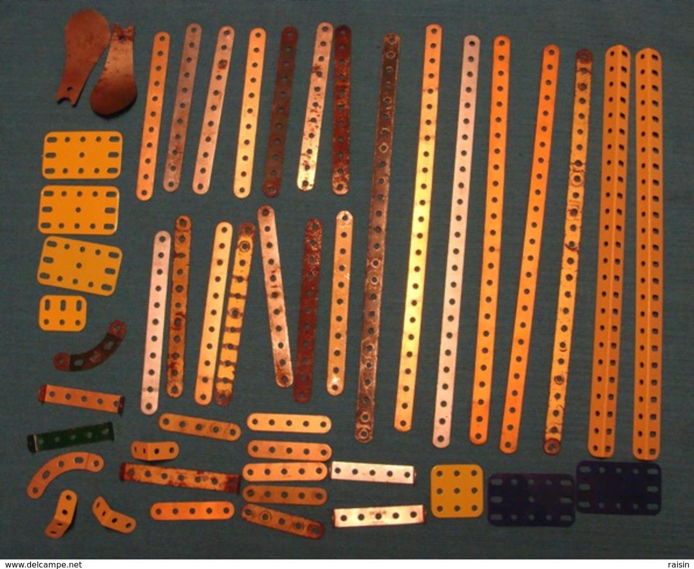 Lot N° 2 Plus De 200 Pièces Meccano, Hors Visserie  Images De Mauvaise Qualité Mais Conformes - Meccano