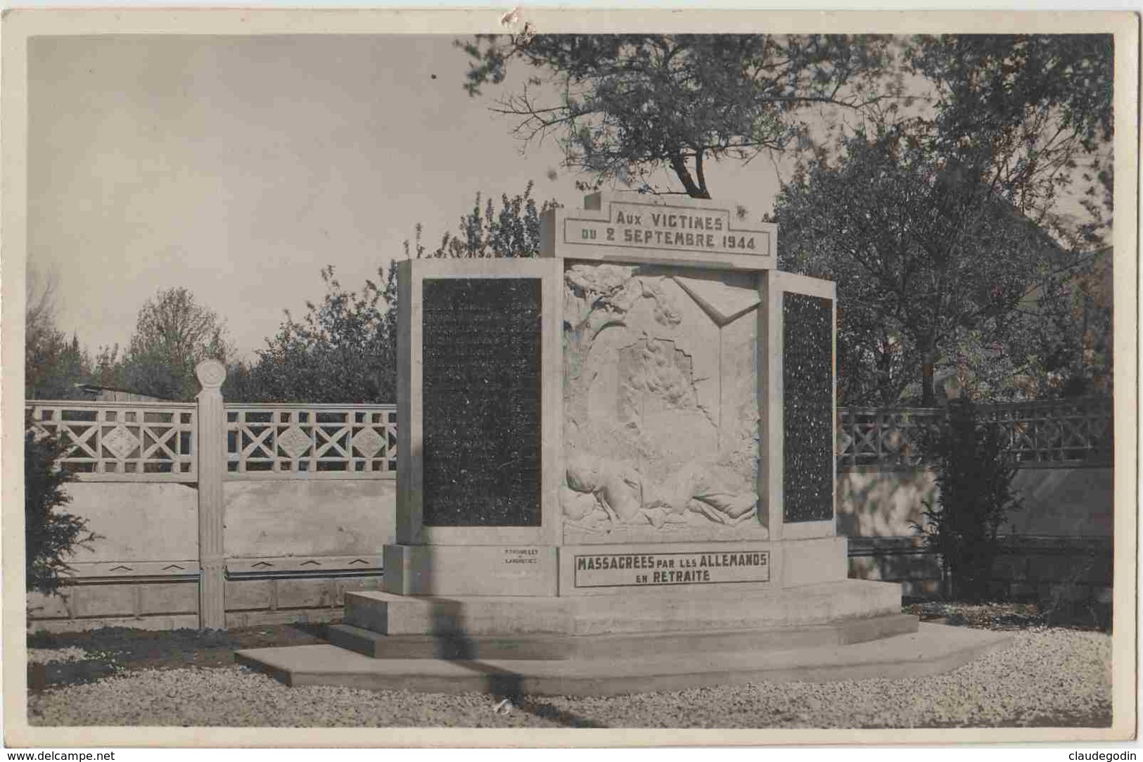 Le Gard D' Etreux, Aisne. Monument Aux Victimes De Septembre 44 Massacrées Par Les Allemands En Retraite. Carte Photo - Other & Unclassified