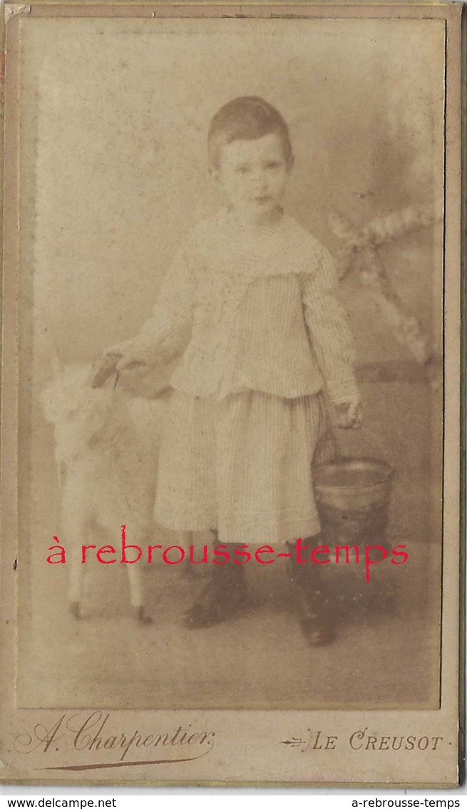 CDV Jolie Photo Un Peu Pâle- Enfant Avec Seau Et Mouton-jouets-photo Charpentier Au Creusot- En L'état - Anciennes (Av. 1900)