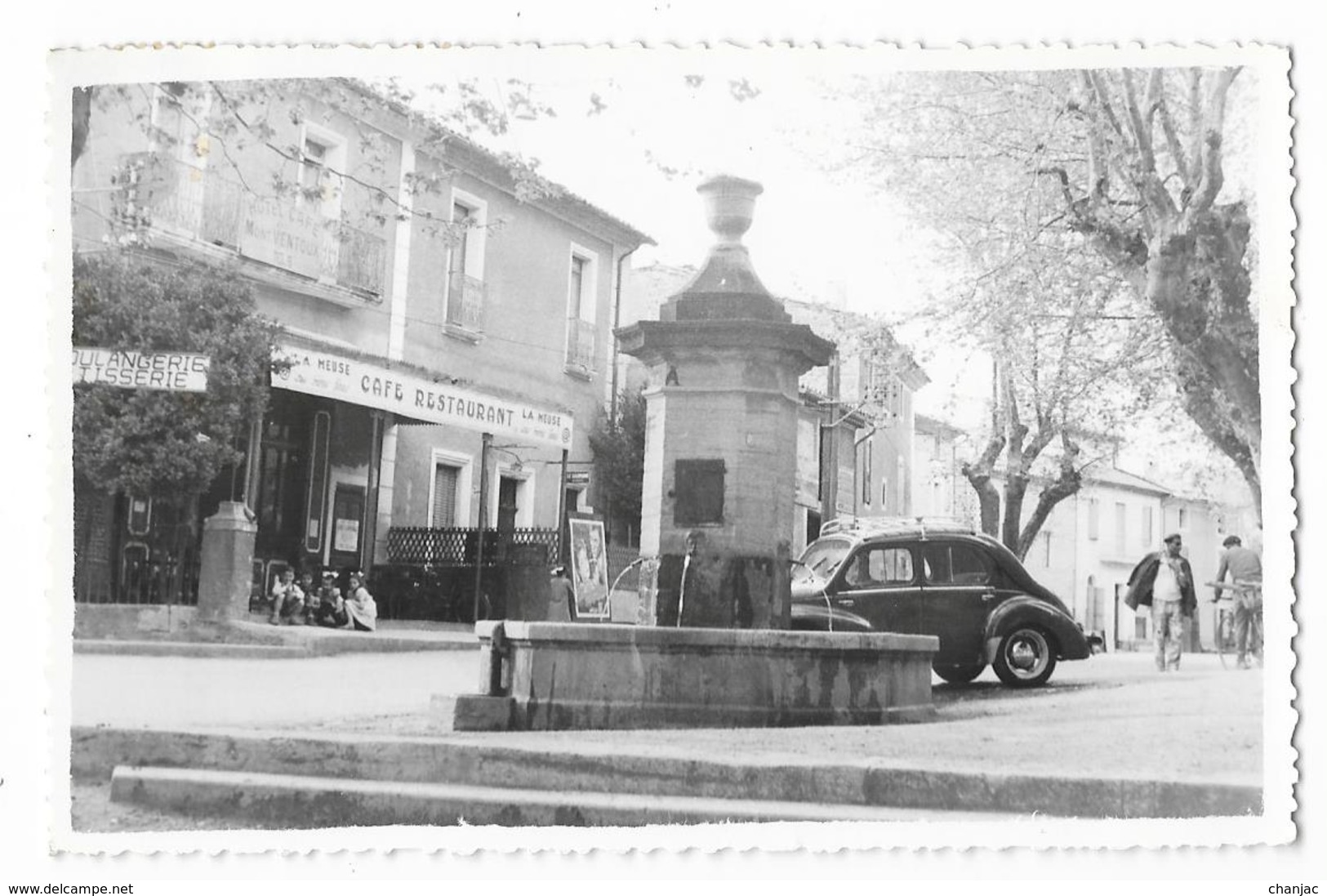 Cpsm: 84 MORMOIRON (ar. Carpentras) Le Cours (Fontaine, Café Restaurant, 4 Cv Renault) 1959 - Mormoiron