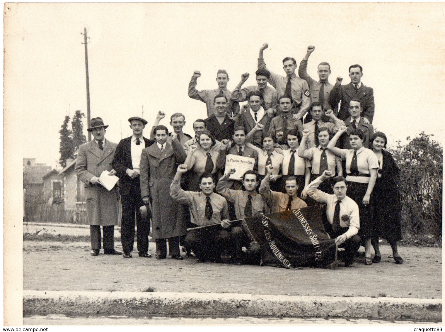 ISSY LES MOULINEAUX -GROUPE DE JEUNES GENS DES JEUNESSES SOCIALISTES CERTAINS EN UNIFORME  ANNEE 1940 ENVIRON - Lieux