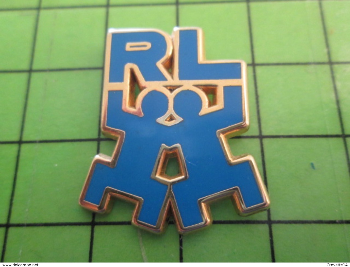 1018B Pin's Pins / Rare Et De Belle Qualité / THEME MARQUES : HOMMES DANSANTS (Cc Sherlock) LETTRES RL Par METALDECOR - Trademarks