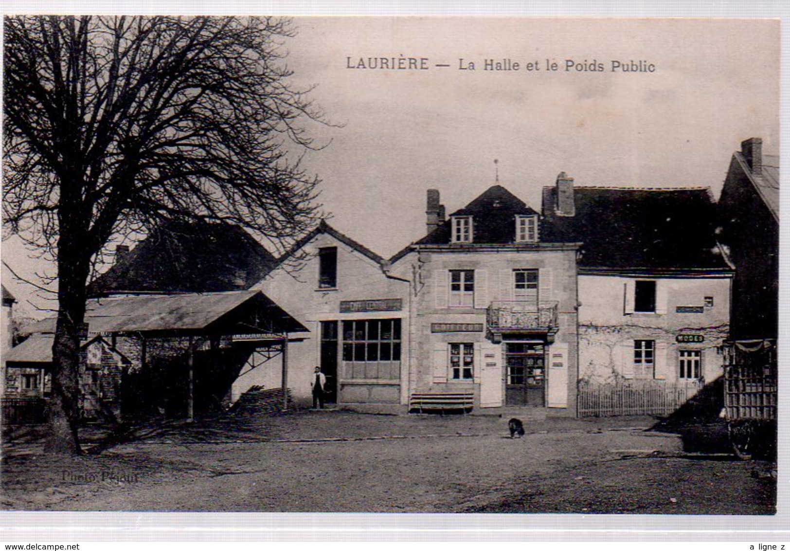 REF 352 :  CPA 87 LAURIERE La Halle Et Le Poids Public Coiffeur Mode - Lauriere