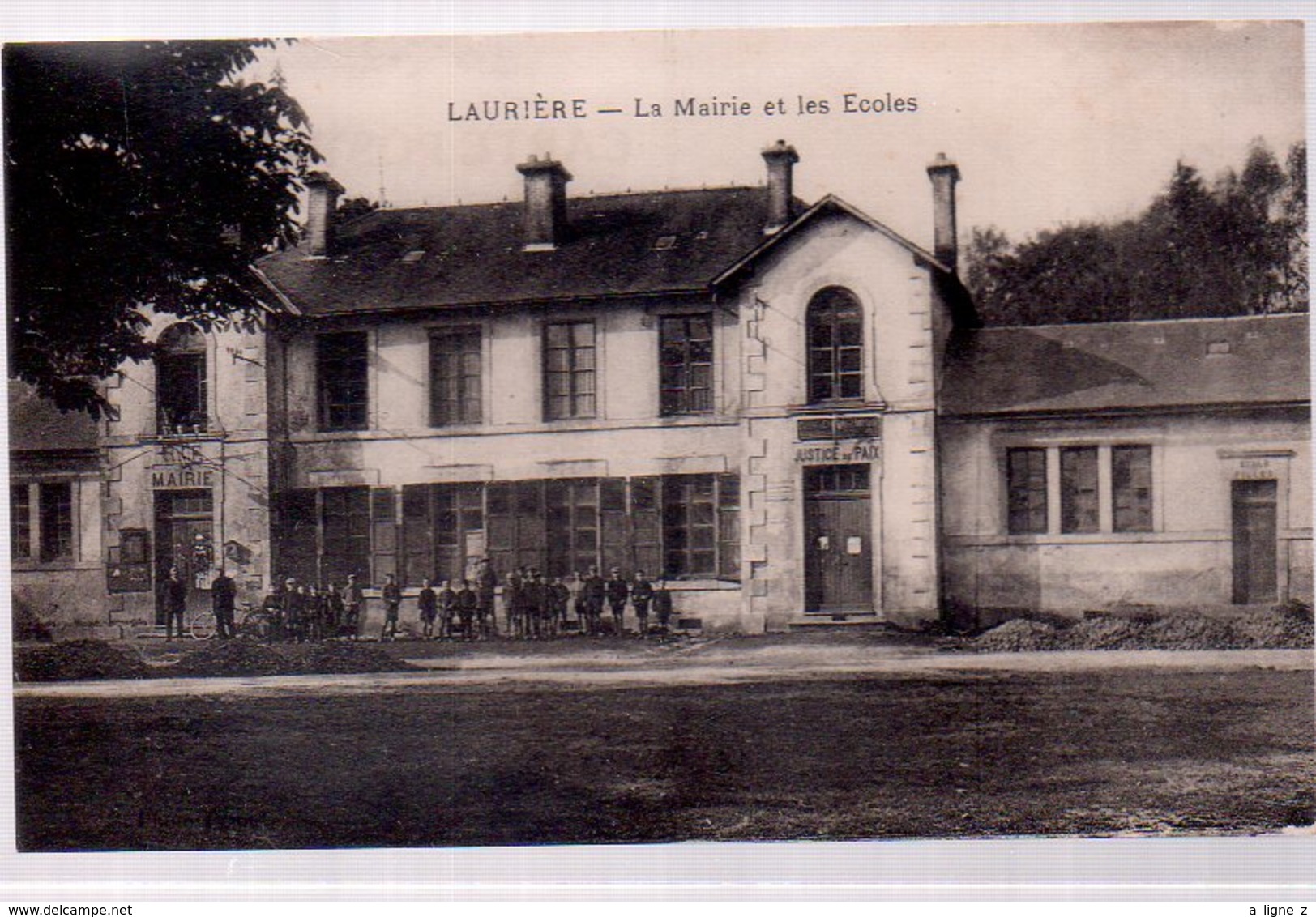 REF 352 :  CPA 87 LAURIERE La Mairie Et Les écoles - Lauriere