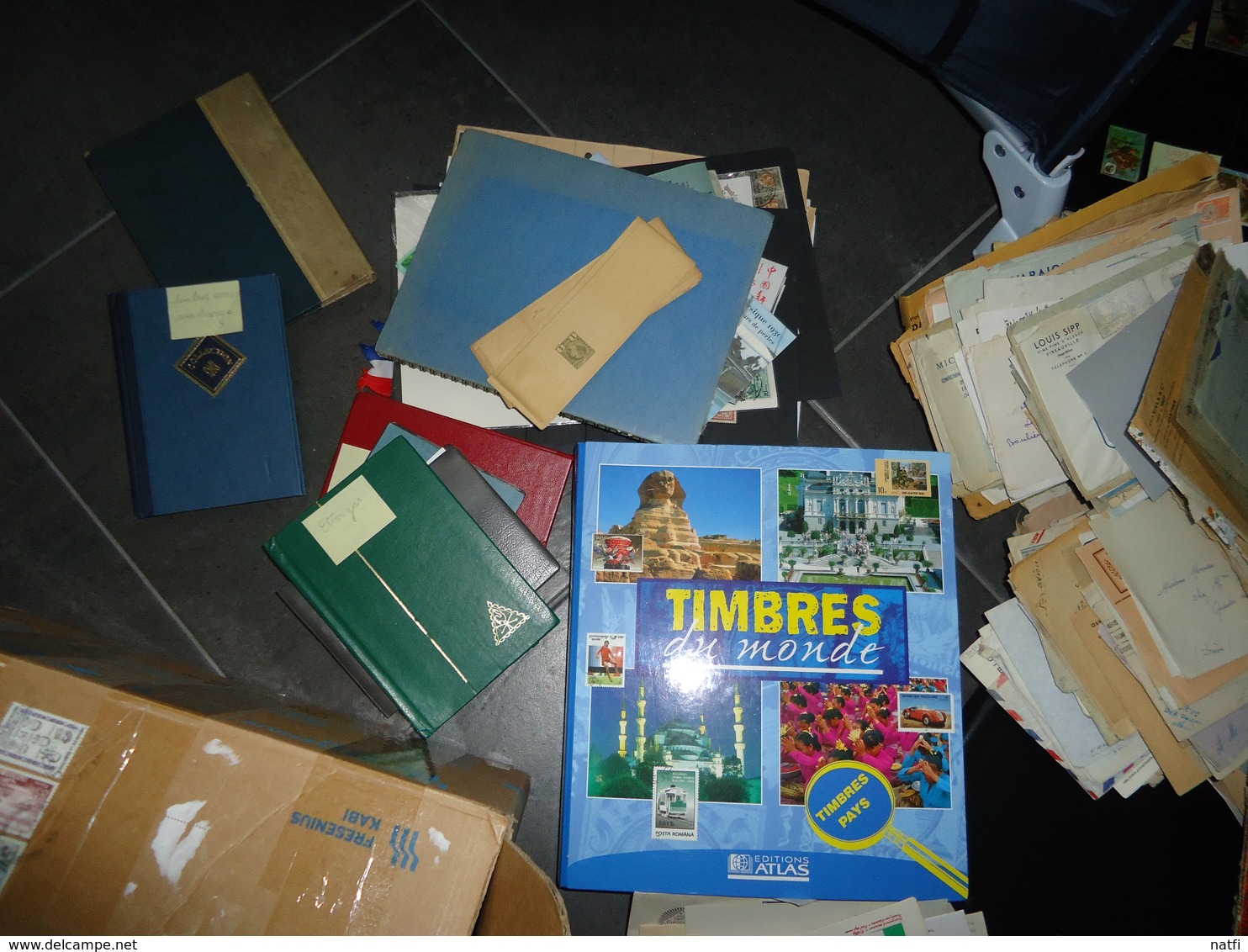 GROS LOT DE 28KG  DE TIMBRES ALBUMS VRACS ET ENVELOPPES  TOUT PAYS VOIR PHOTOS ET DESCRIPTION