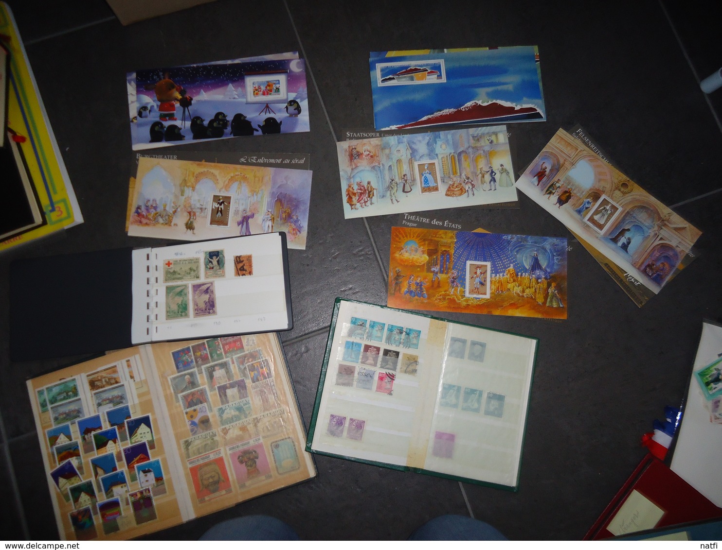 GROS LOT DE 28KG  DE TIMBRES ALBUMS VRACS ET ENVELOPPES  TOUT PAYS VOIR PHOTOS ET DESCRIPTION