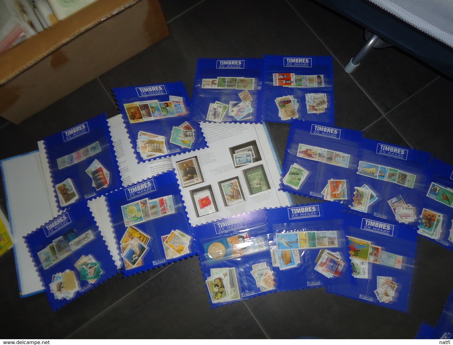 GROS LOT DE 28KG  DE TIMBRES ALBUMS VRACS ET ENVELOPPES  TOUT PAYS VOIR PHOTOS ET DESCRIPTION