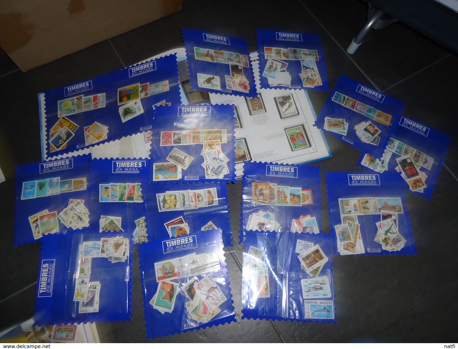 GROS LOT DE 28KG  DE TIMBRES ALBUMS VRACS ET ENVELOPPES  TOUT PAYS VOIR PHOTOS ET DESCRIPTION