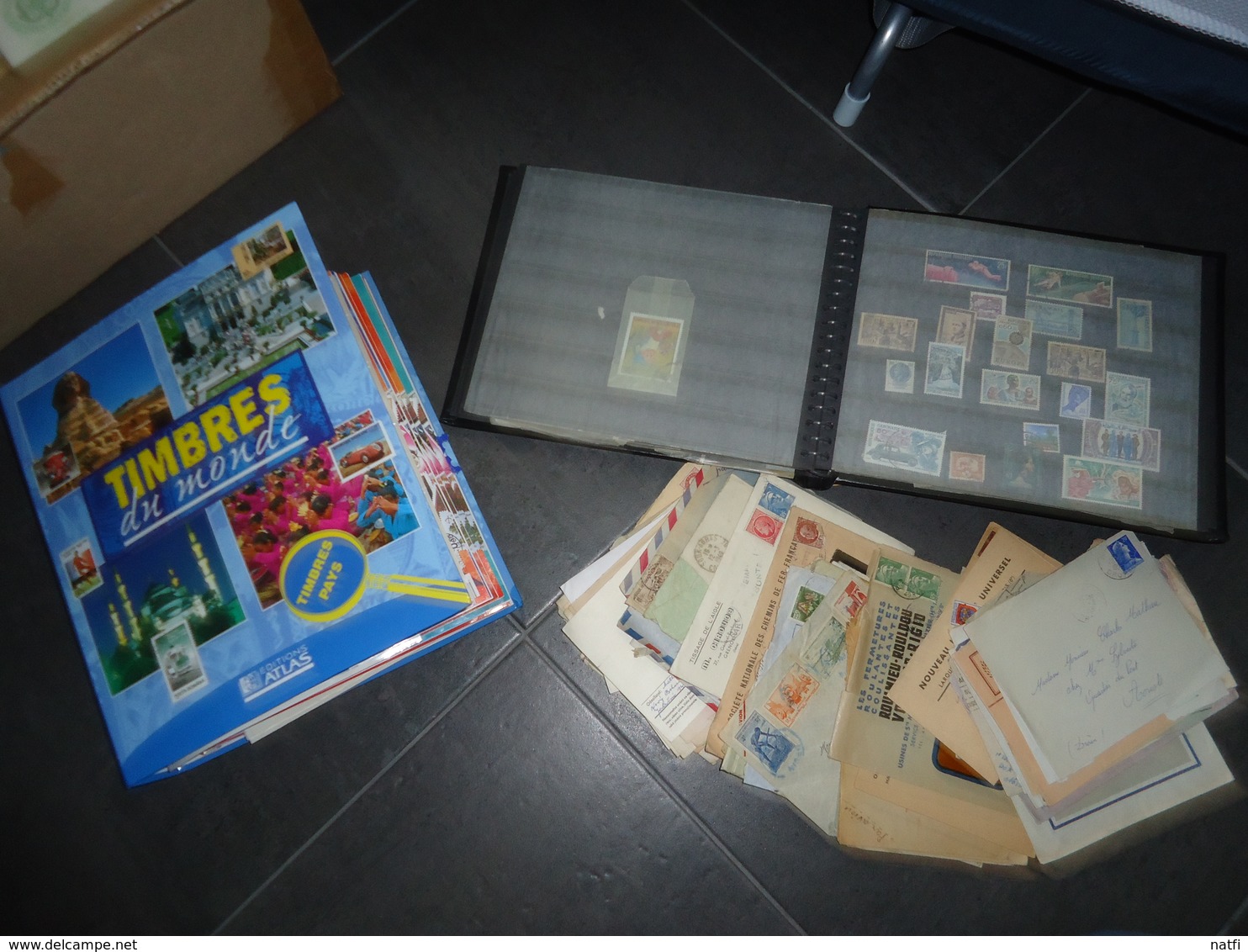 GROS LOT DE 28KG  DE TIMBRES ALBUMS VRACS ET ENVELOPPES  TOUT PAYS VOIR PHOTOS ET DESCRIPTION