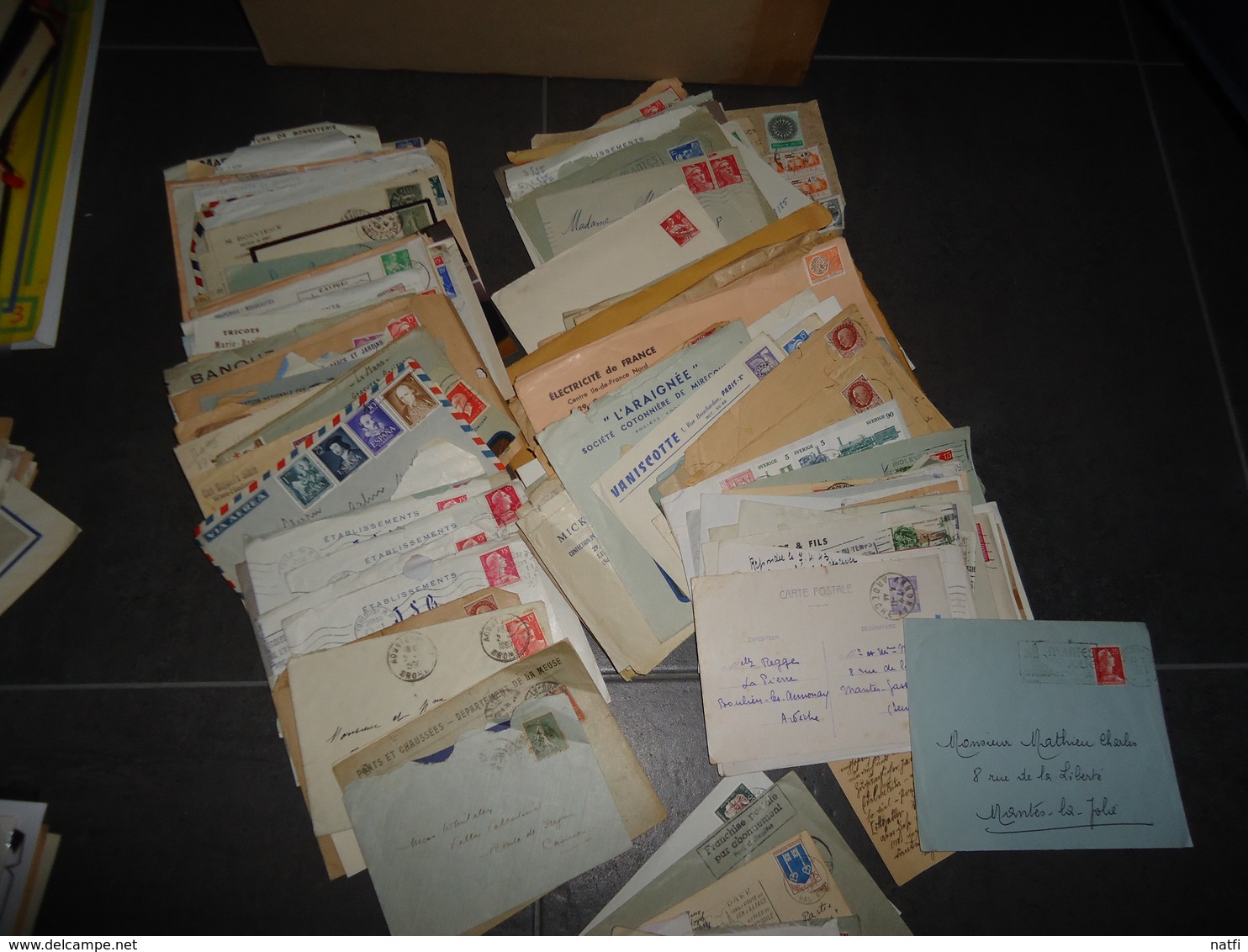 GROS LOT DE 28KG  DE TIMBRES ALBUMS VRACS ET ENVELOPPES  TOUT PAYS VOIR PHOTOS ET DESCRIPTION