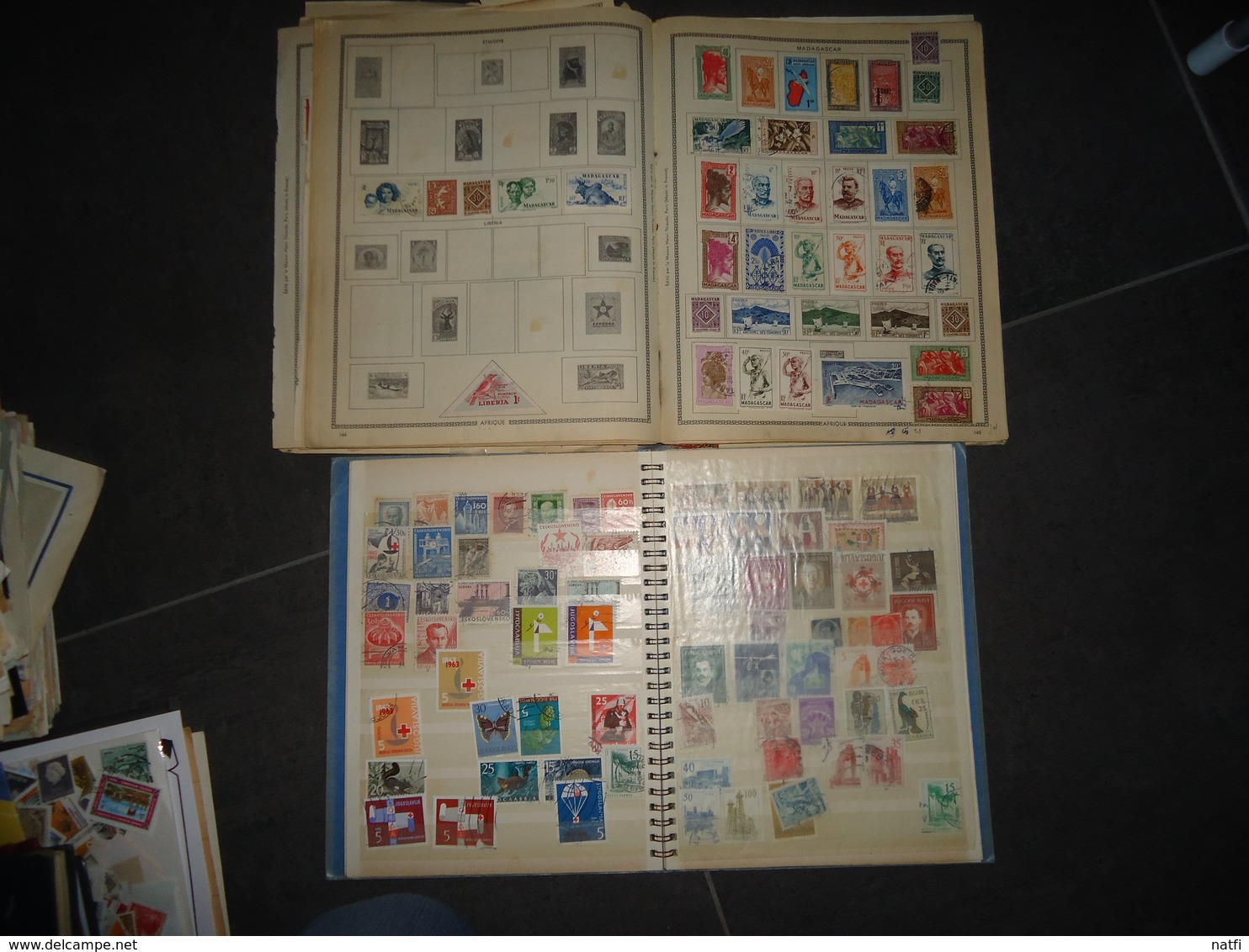 GROS LOT DE 28KG  DE TIMBRES ALBUMS VRACS ET ENVELOPPES  TOUT PAYS VOIR PHOTOS ET DESCRIPTION