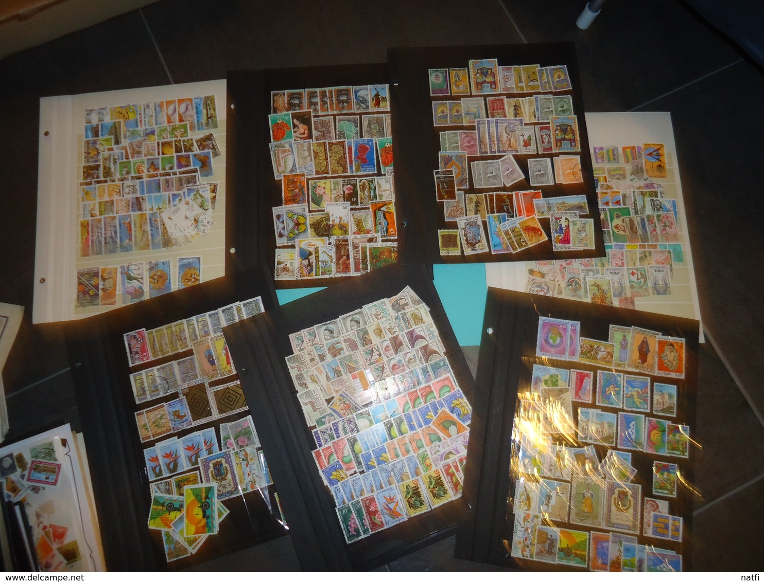 GROS LOT DE 28KG  DE TIMBRES ALBUMS VRACS ET ENVELOPPES  TOUT PAYS VOIR PHOTOS ET DESCRIPTION