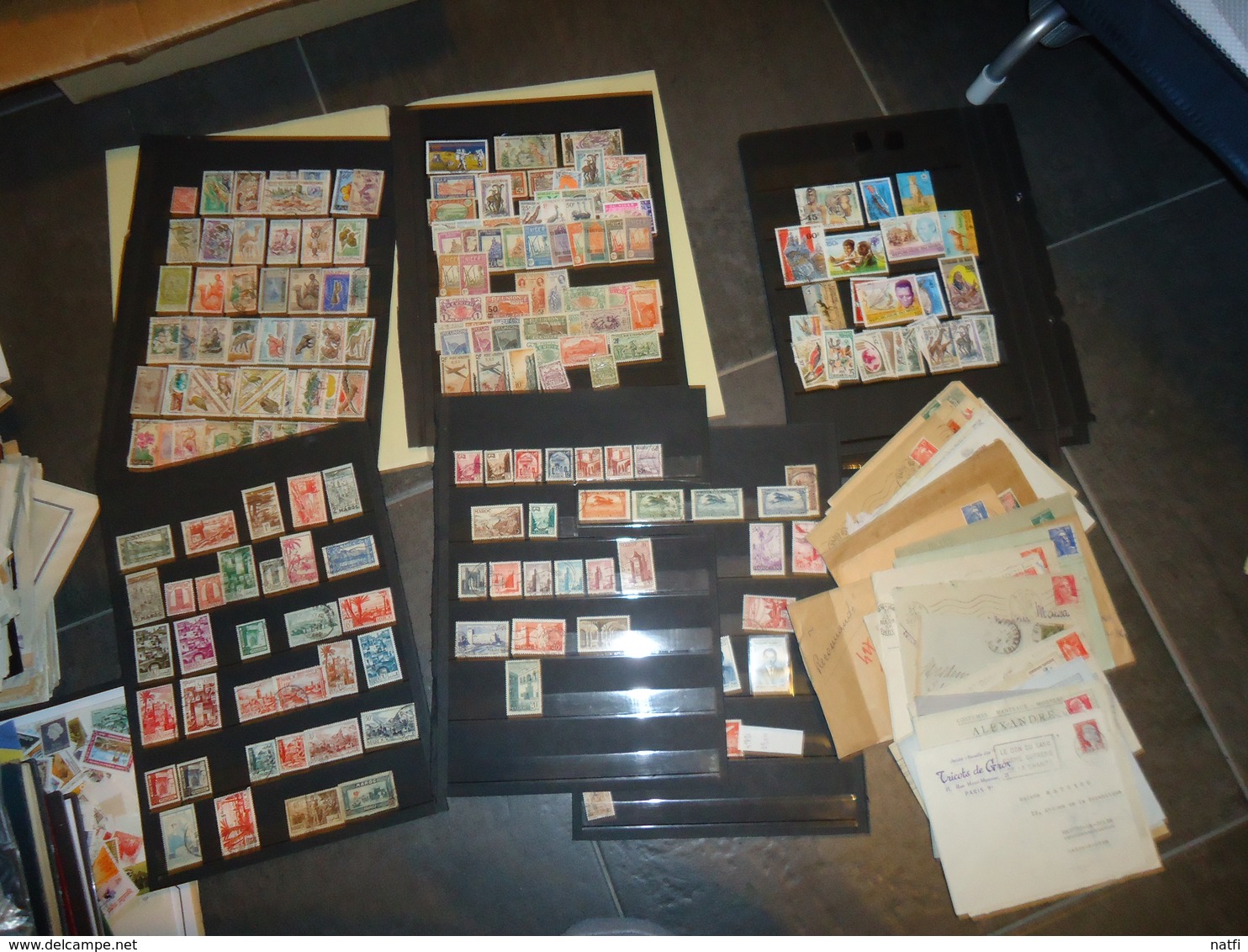 GROS LOT DE 28KG  DE TIMBRES ALBUMS VRACS ET ENVELOPPES  TOUT PAYS VOIR PHOTOS ET DESCRIPTION