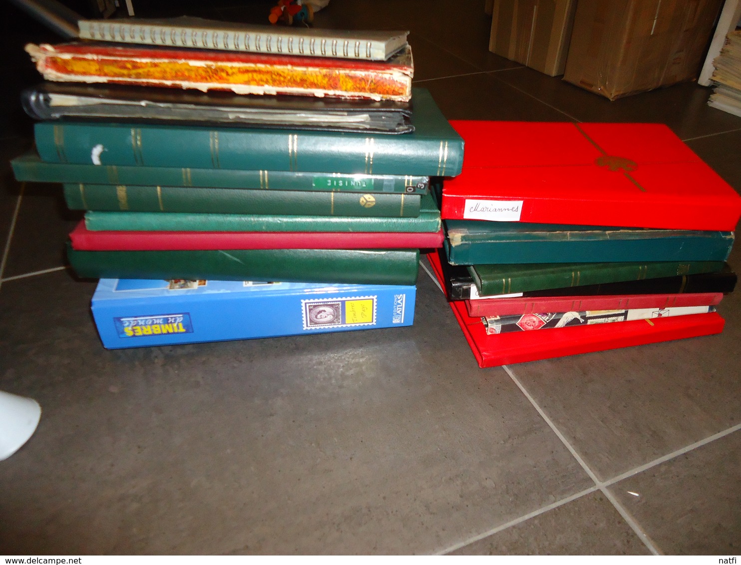 GROS LOT DE 28KG  DE TIMBRES ALBUMS VRACS ET ENVELOPPES  TOUT PAYS VOIR PHOTOS ET DESCRIPTION