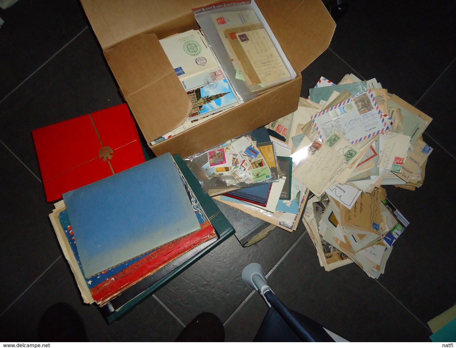 GROS LOT DE 28KG  DE TIMBRES ALBUMS VRACS ET ENVELOPPES  TOUT PAYS VOIR PHOTOS ET DESCRIPTION