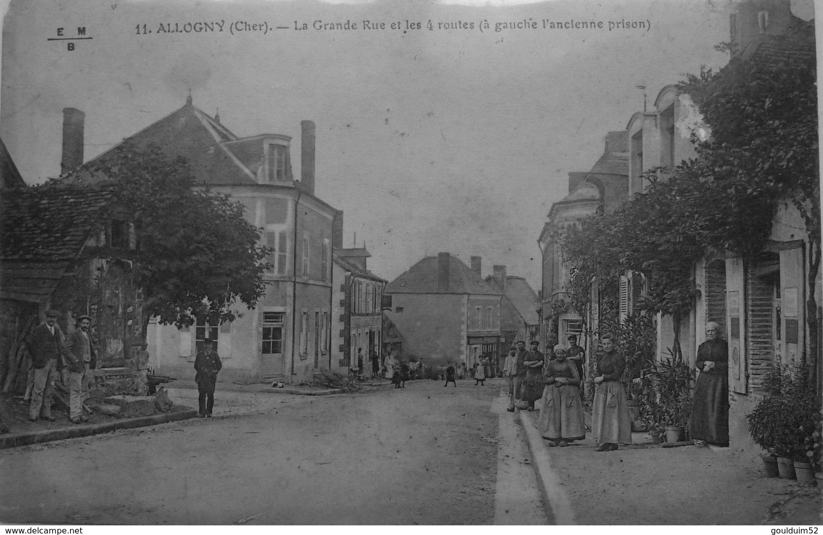 Allogny : La Grande Rue Et Les 4 Routes ( à Gauche L'ancienne Prison ) - Sonstige & Ohne Zuordnung