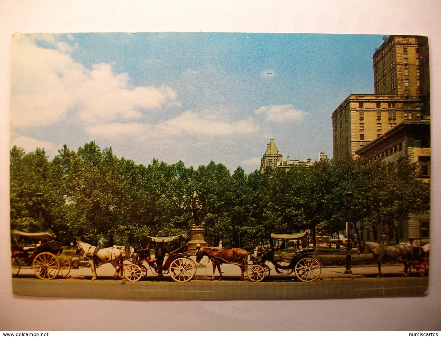 Carte Postale Etats Unis - Carriages On 59th Street , New York City  (Petit Format Couleur Oblitérée 4 Timbres  ) - Transportmiddelen