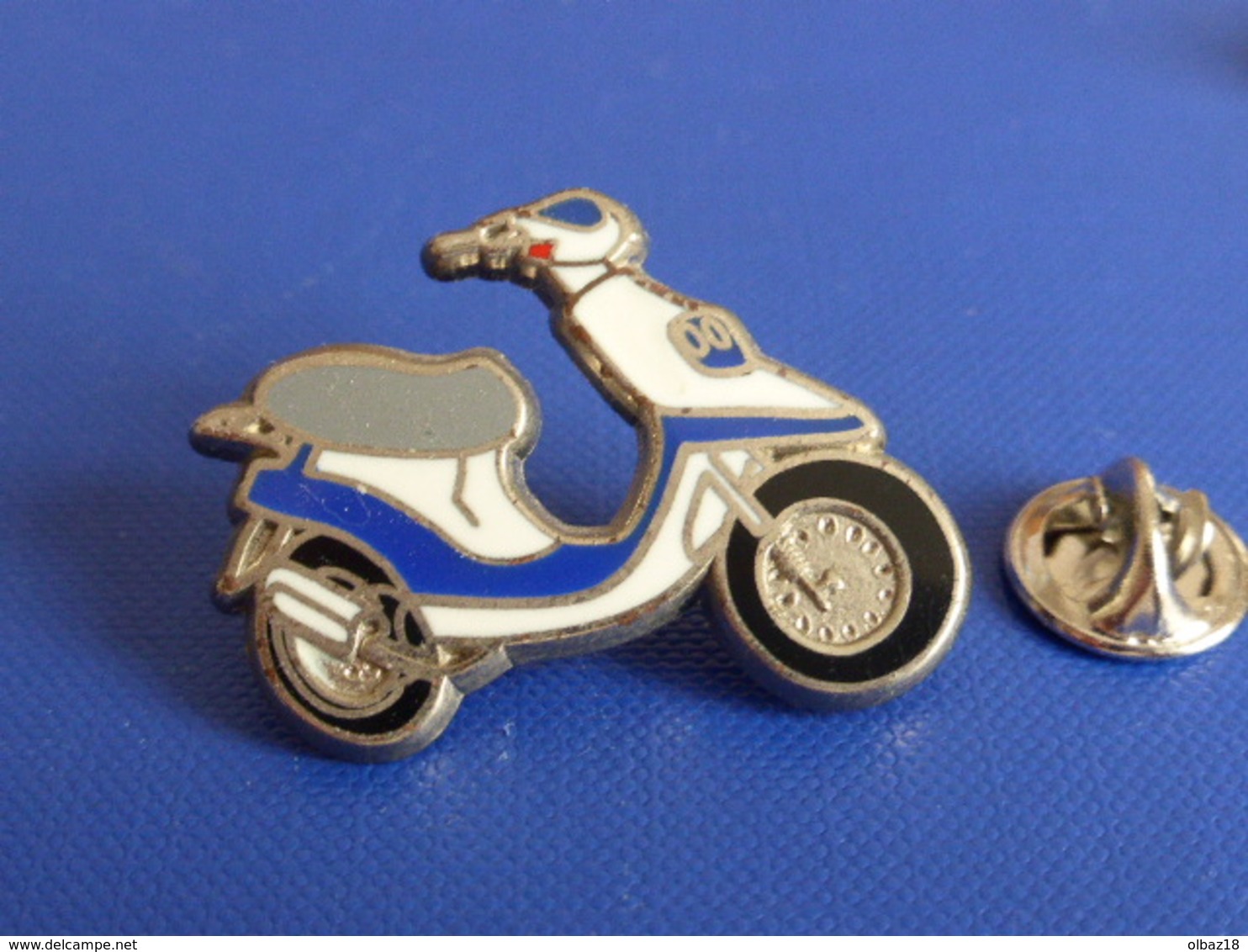 Pin's Scooter Blanc Et Bleu MBK Ou Peugeot Squab - Ancien Vintage Années 80 - Zamac Ballard Double Attaches (JF70) - Motos