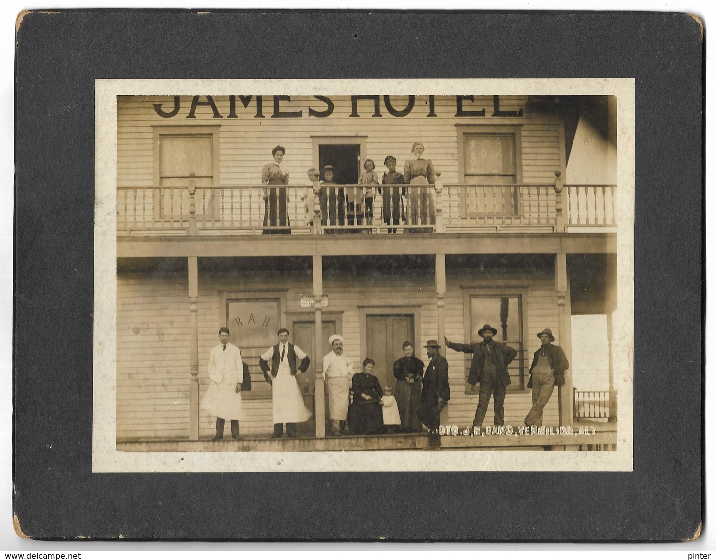 Personnes Devant La Devanture De JAMES HOTEL - Photographe JH Gang VERMILION - Non Classés