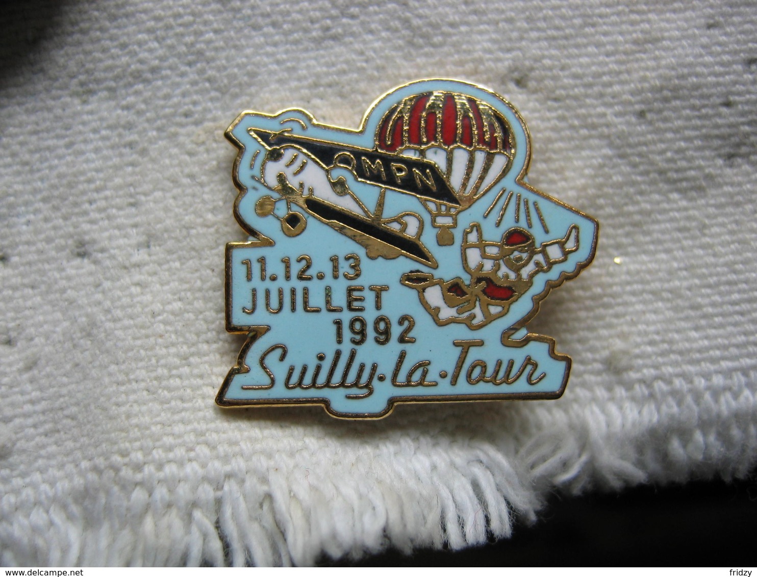 Pin's Bapteme De L'air En Avion Ou En Mongolfiere  à SUILLY La TOUR Les 11-12-et 13 Juillet 1992 - Avions