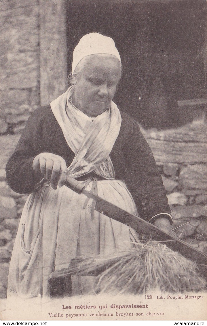 VENDEE – Les Métiers Qui Disparaissent – Vieielle Paysanne Vendéenne Broyant Son Chanvre 1903 - Autres & Non Classés