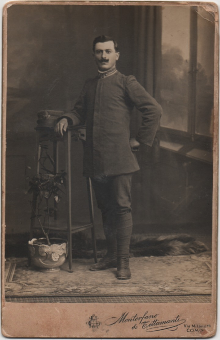 Fotografia Su Cartoncino Cm. 10,8 X 16,7 Di Militare In Posa. Studio Montorfano & Tettamanti, Como - Guerre, Militaire
