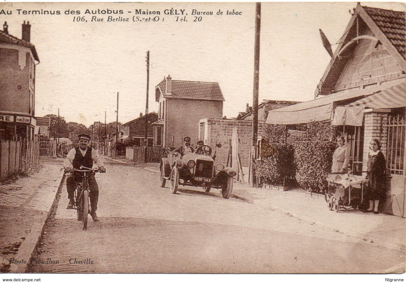 AU TERMINUS DES AUTOBUS MAISON GELY - Velizy