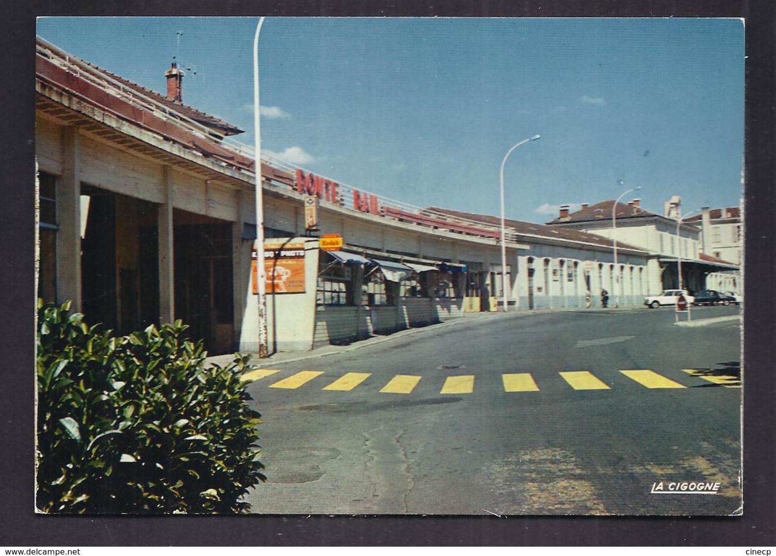 CPSM 30 - ALES - La Gare - TB PLAN EDIFICE FERROVIAIRE - CHEMIN DE FER + STAND MAGASIN ROUTE RAIL - Alès