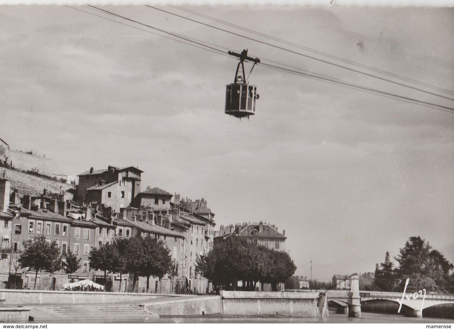 GRENOBLE (38). Le Téléférique De La Bastille, Les Quais, Lessive Au Vent. Un Pont - Grenoble