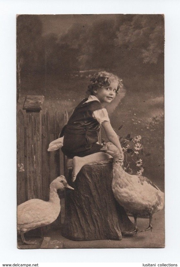 1910 Years Postcard LOVELY BOY CHILD CHILDREN Birds Bids Ganso Geese - Scenes & Landscapes