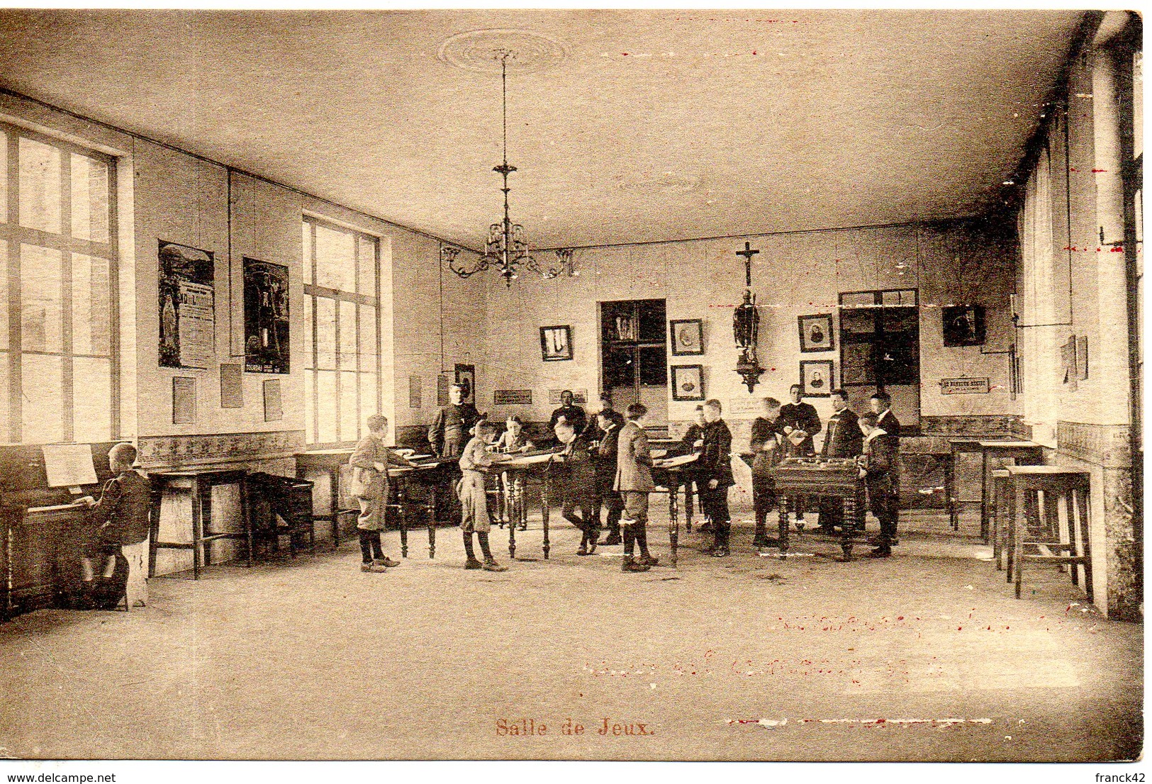 Belgique. Leuze. Collège épiscopal. Salle De Jeux. Coin Bas Gauche Abimé - Leuze-en-Hainaut